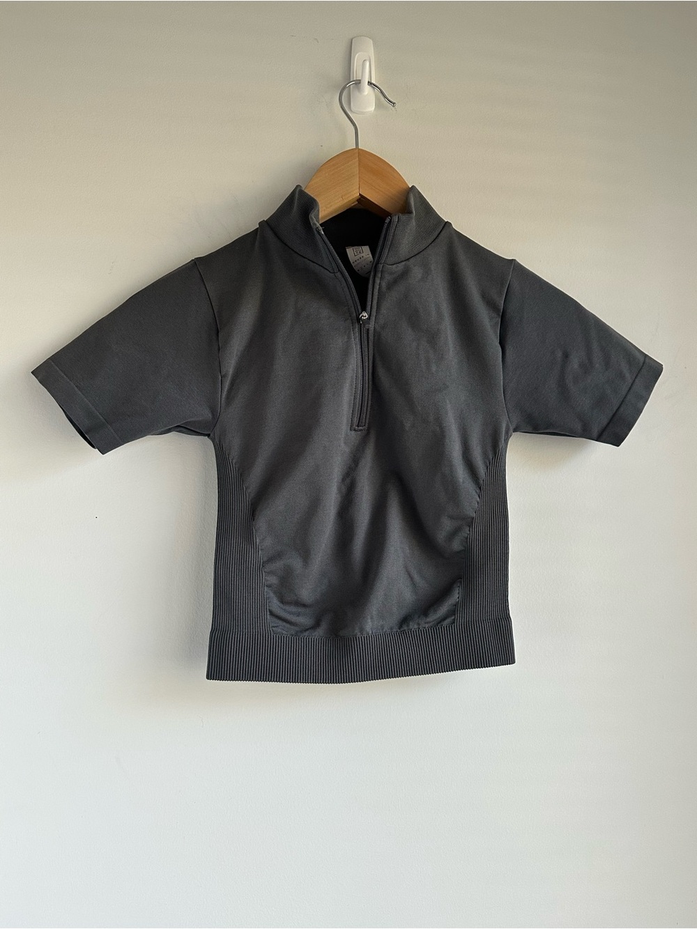 Women's Short-Sleeve Zip Crop Top - Charcoal Gray